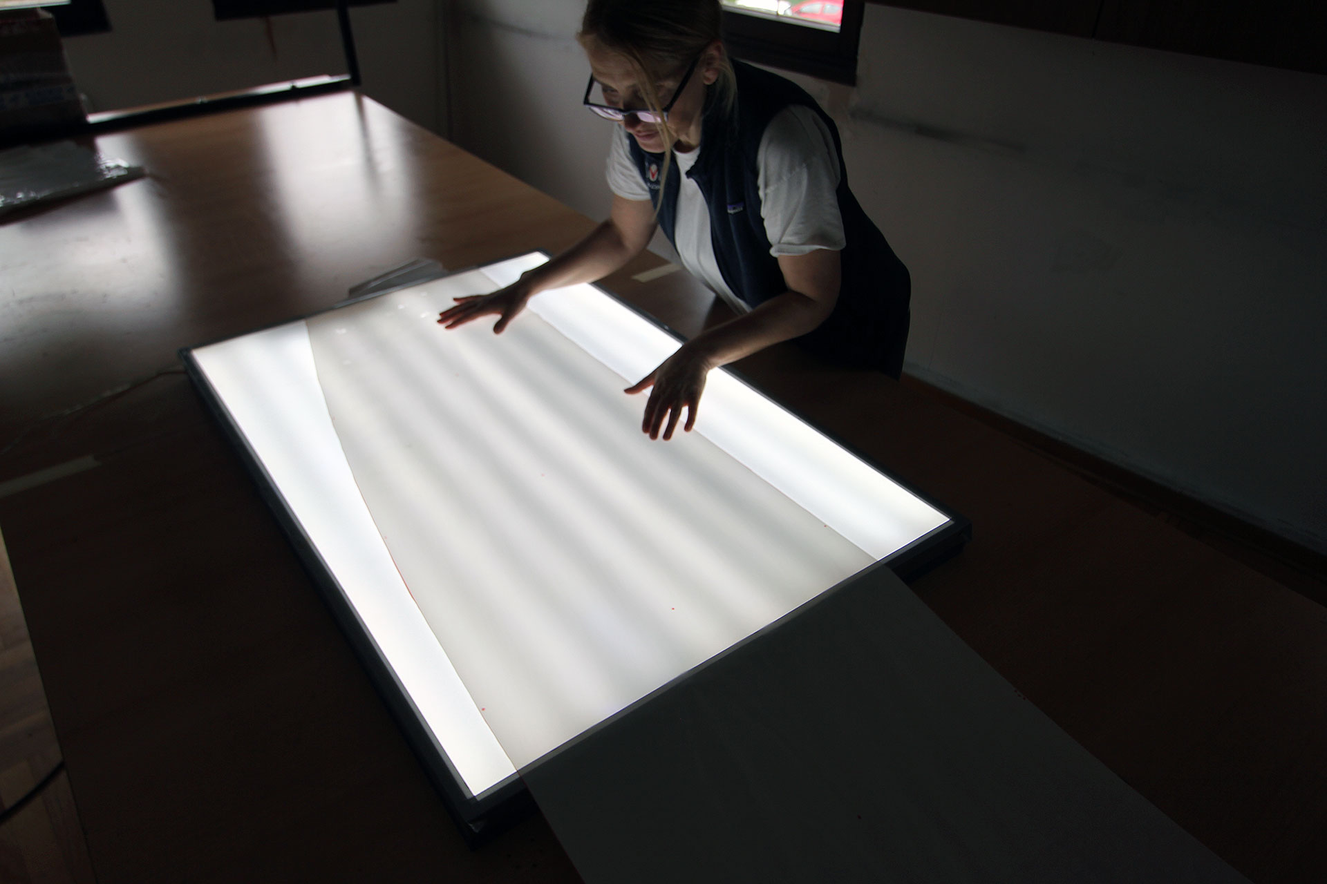 Checking-the-quality-of-the-longitudinal-parts-of-the-Blimp-under-light